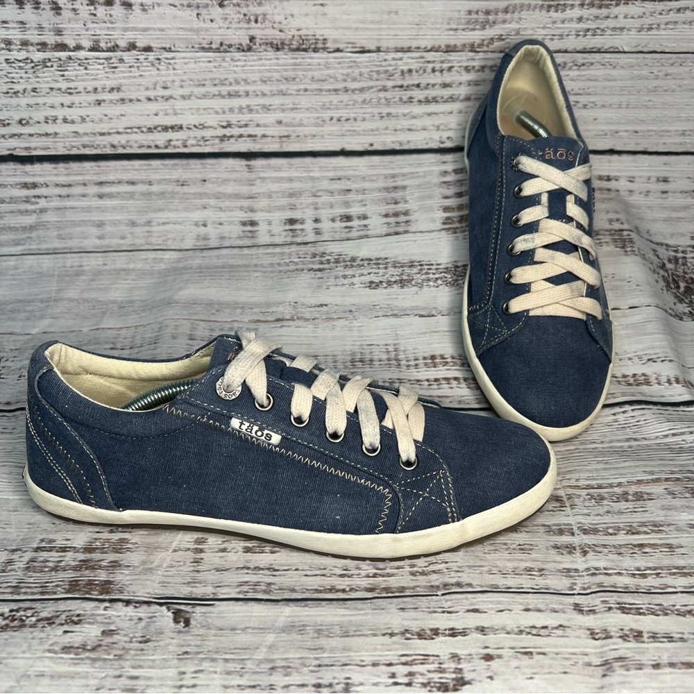 Taos Footwear Navy and White Low-Top Sneakers